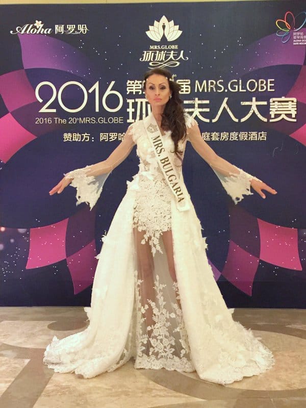 ЦВЕТИ РАЗЛОЖКА БЛЕСТИ НА MRS. GLOBE AWARDS 2016 В ТОАЛЕТИ НА ХРИСТО ЧУЧЕВ